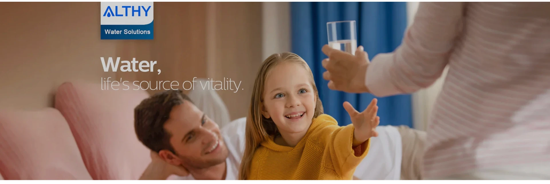 Sitio de Althy con su banner Water, life's source of vitality y una familia hidratándose en casa